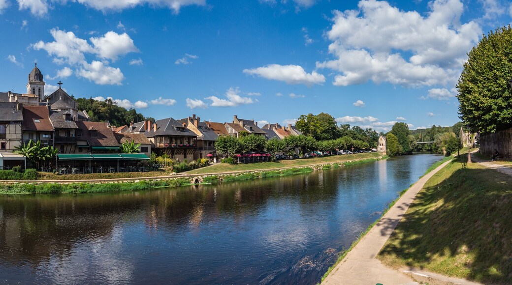 Montignac (Dordogne, France) - Vue panoramique du village au bord de la Vézère