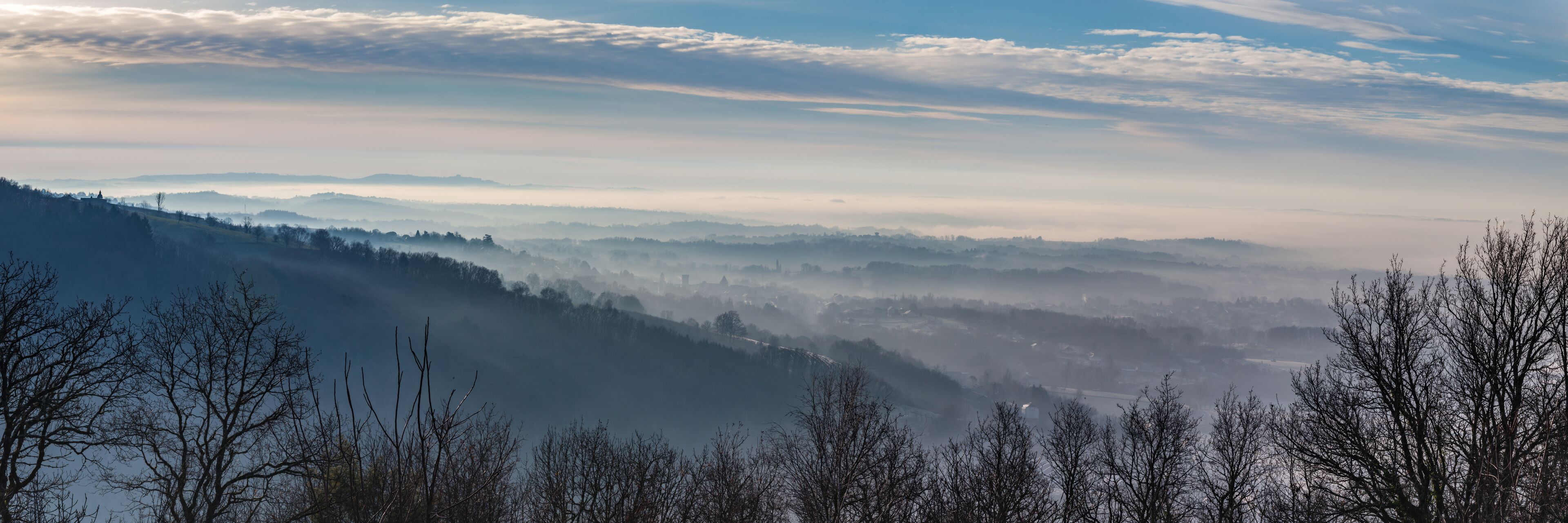 Vertougit (Corrèze, France) - Vue panoramique sur les brumes de la vallée de la Vézère et Allassac