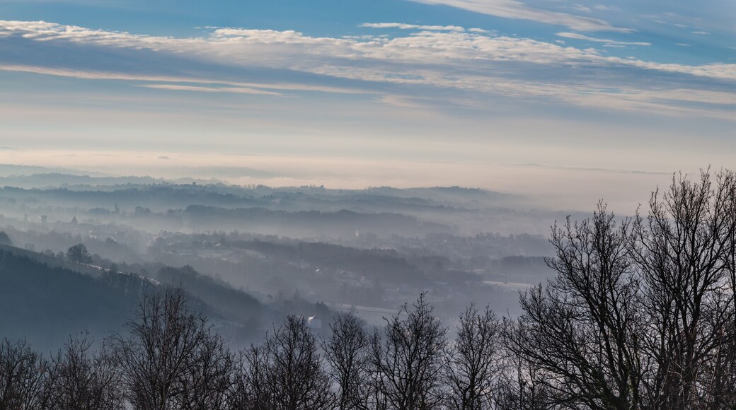 Vertougit (Corrèze, France) - Vue panoramique sur les brumes de la vallée de la Vézère et Allassac
