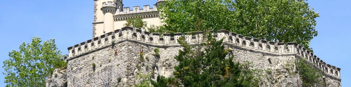La chapelle du Dugas domine, de son piton rocheux, la ville de Saint-Ambroix en Occitanie dans le Gard en France