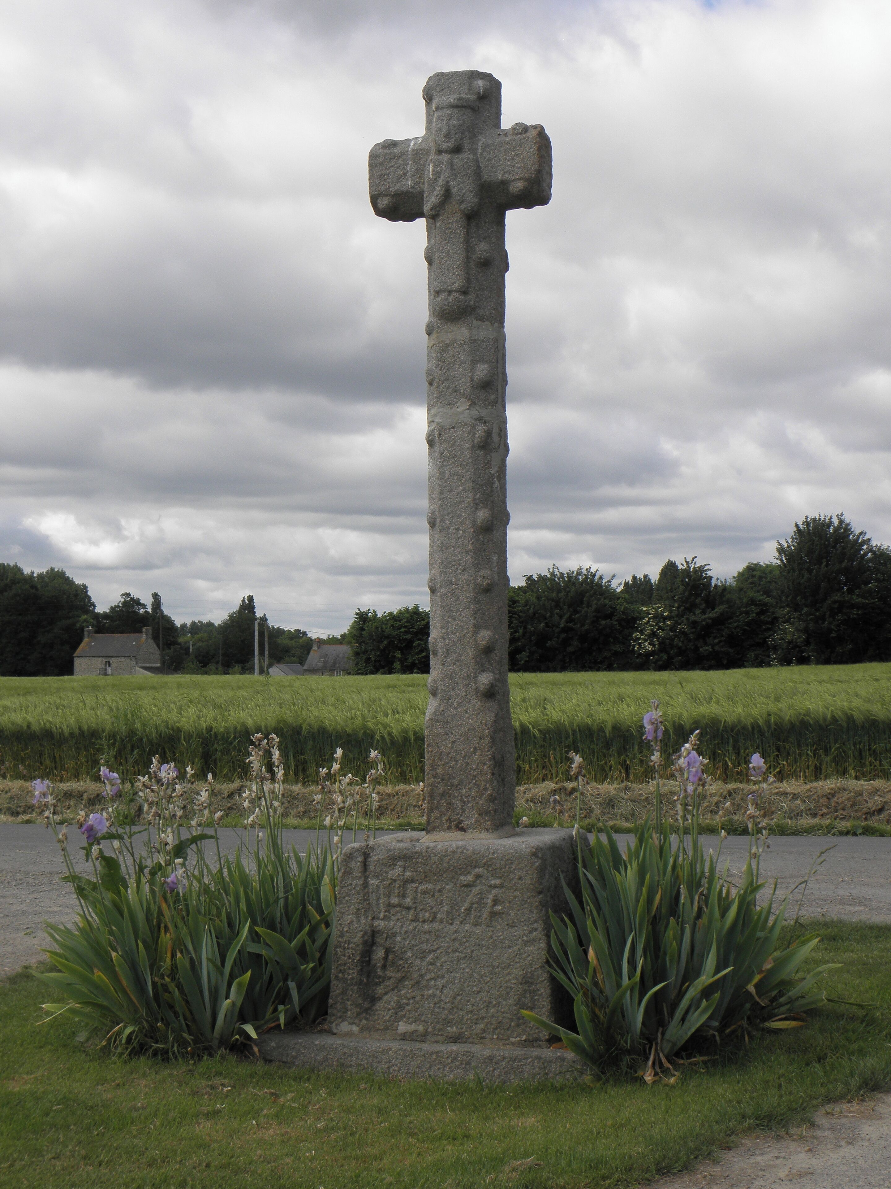 Croix Daveux, lieudit La Croix d'Aveu à Roz-Landrieux (35). Face au levant.