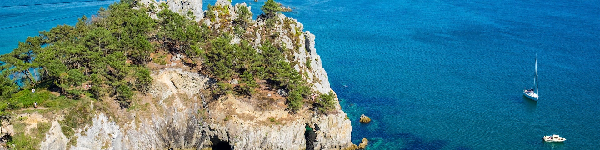 Aerial view of Plage de lile Vierge beach, Presquile de Crozon, Armorica Regional Natural Park, Roscanvel, Finistere, Brittany, France