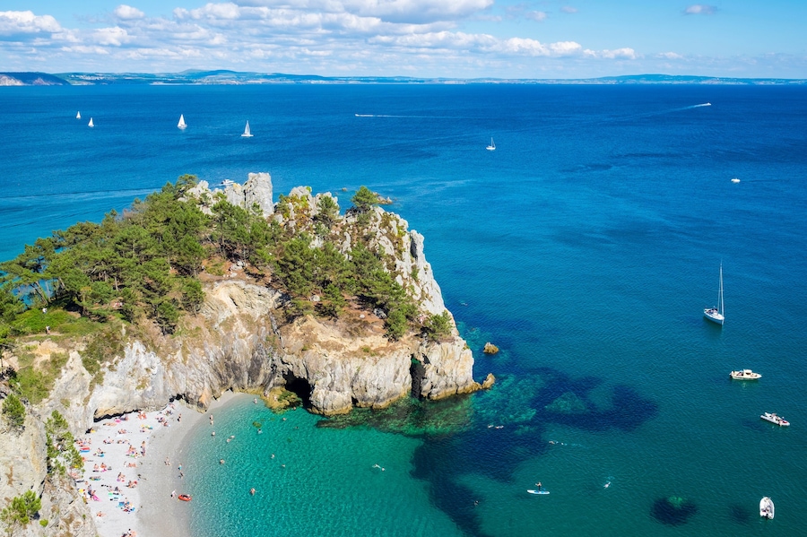 Aerial view of Plage de lile Vierge beach, Presquile de Crozon, Armorica Regional Natural Park, Roscanvel, Finistere, Brittany, France