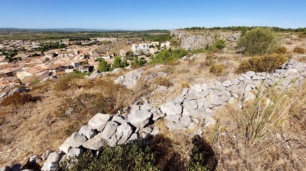 Village de Roquefort-des-Corbières, Aude, Languedoc, Occitanie, France, vu depuis la colline des Trois-Moulins.