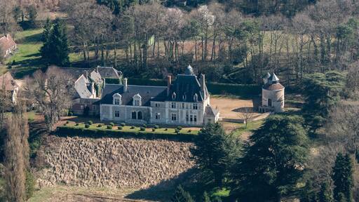 Vue aérienne du château de Reugny en France