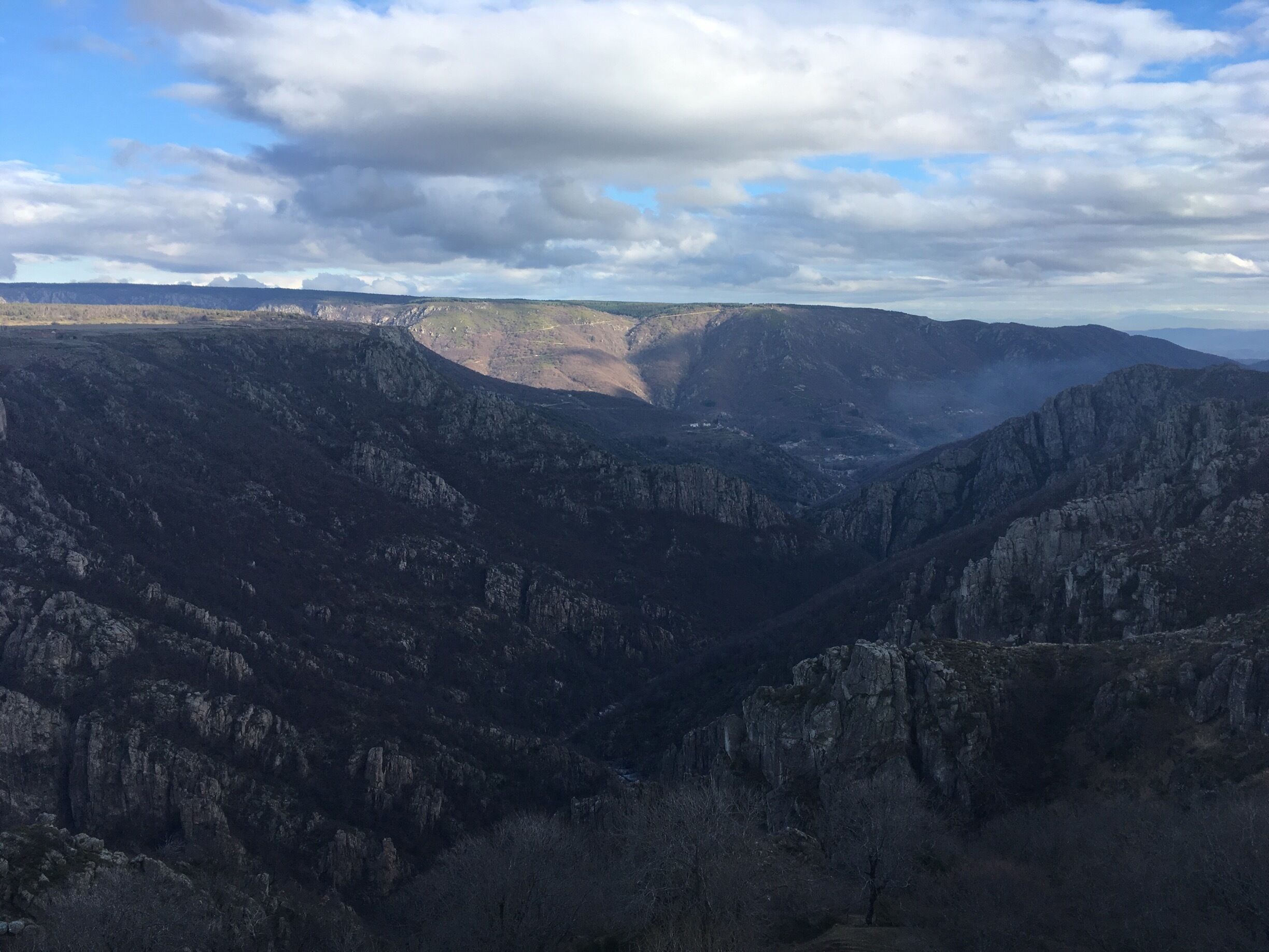 La garde guerin, village fortifié du 12ème siècle 