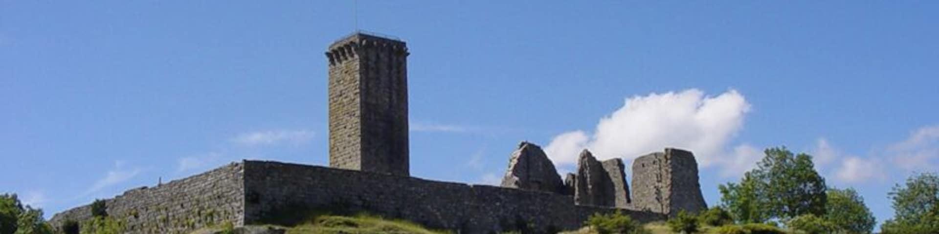 Remparts de la Garde Guérin du côté des gorges du Chassezac. Association GARDE