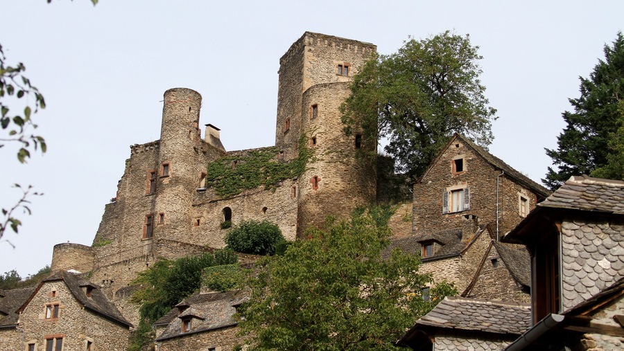 Château et village classé de Belcastel en Aveyron,plus beau village de France