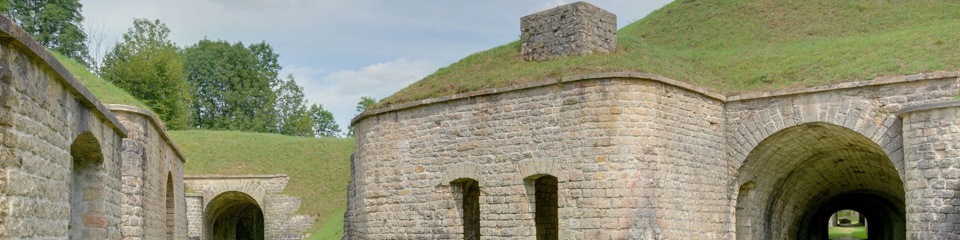 This file was uploaded with Commonist. Batterie des Roches : à gauche : accès à la poudrière et au poste optique notamment au milieu : latrines à droite : accès au casernement. (HDR).