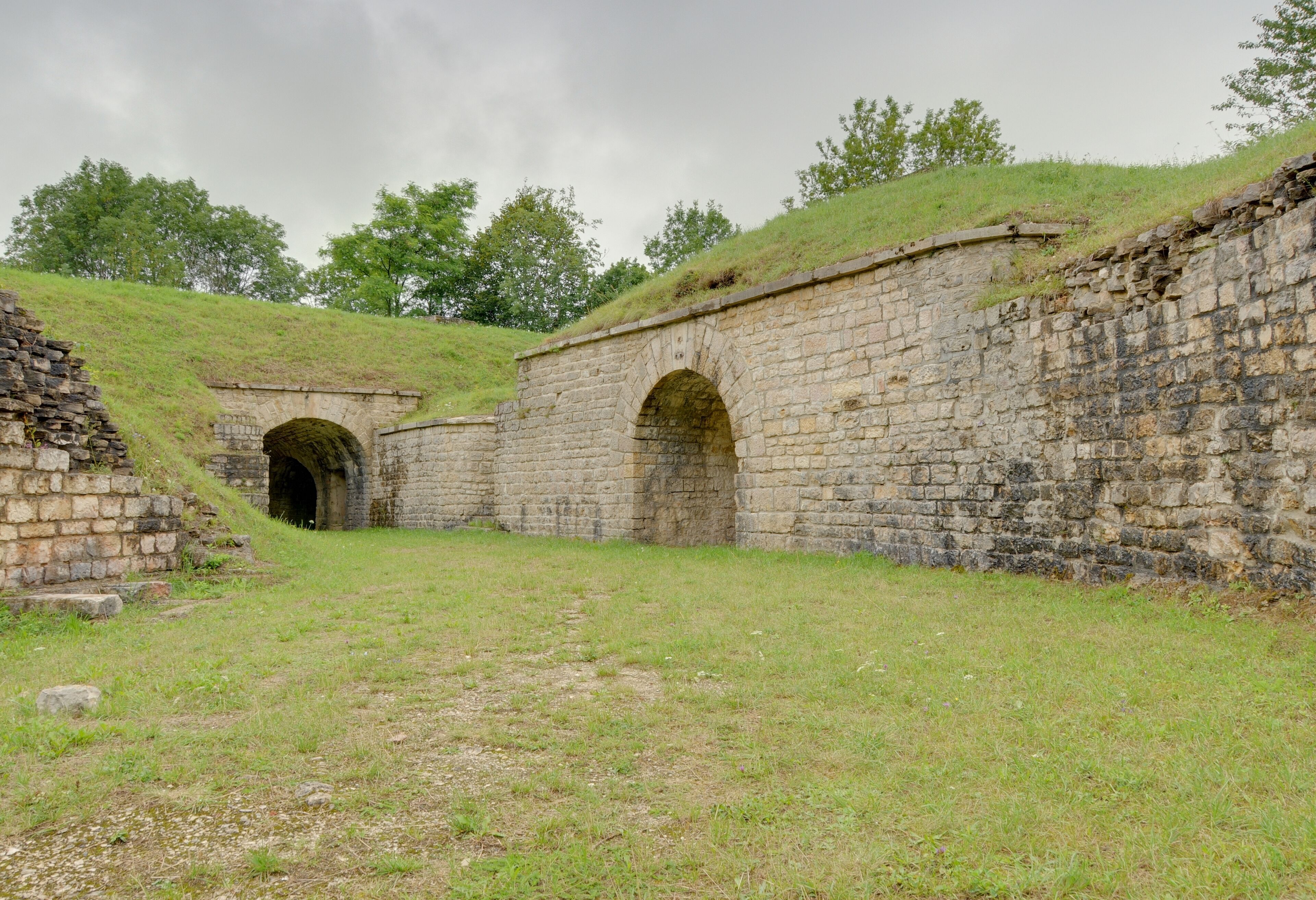 This file was uploaded with Commonist. Batterie des Roches : dans la rue des remparts (HDR).