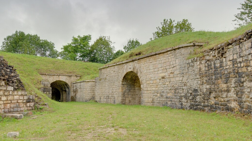 This file was uploaded with Commonist. Batterie des Roches : dans la rue des remparts (HDR).