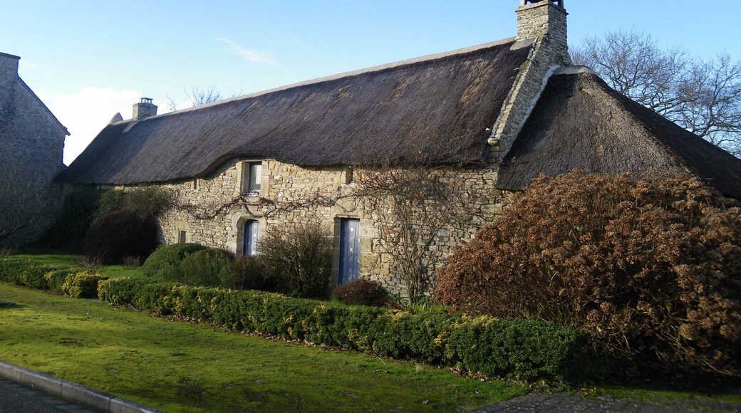 maison a toit de chaume a plumergat
