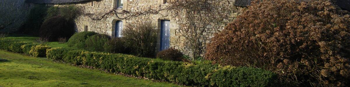 maison a toit de chaume a plumergat