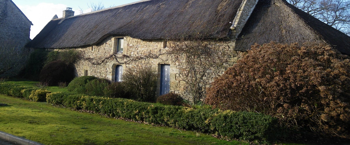maison a toit de chaume a plumergat