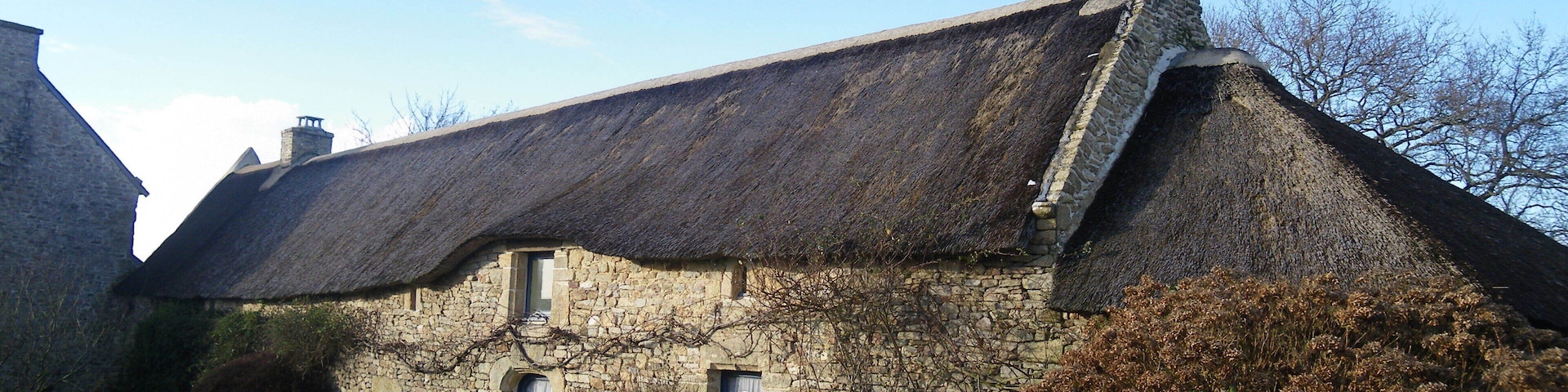 maison a toit de chaume a plumergat