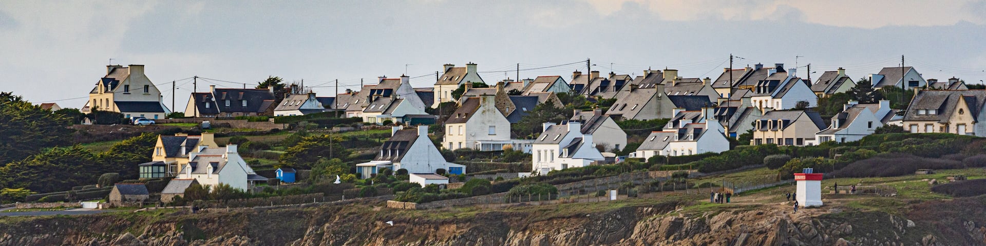 F, Bretagne, Finistère, Siedlung auf den Felsen am Strand von Plozevet
