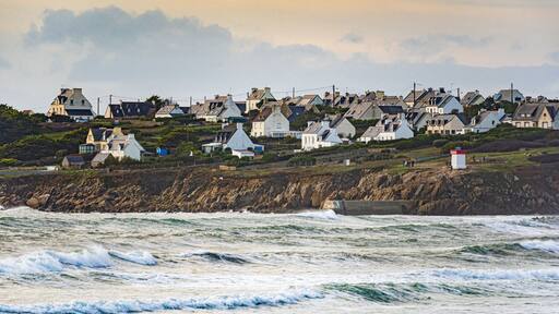 F, Bretagne, Finistère, Siedlung auf den Felsen am Strand von Plozevet