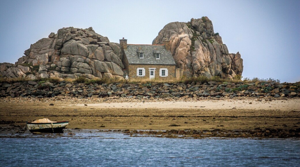 Small house built in between huge rocks on the Brittany coast near Plougrescant.