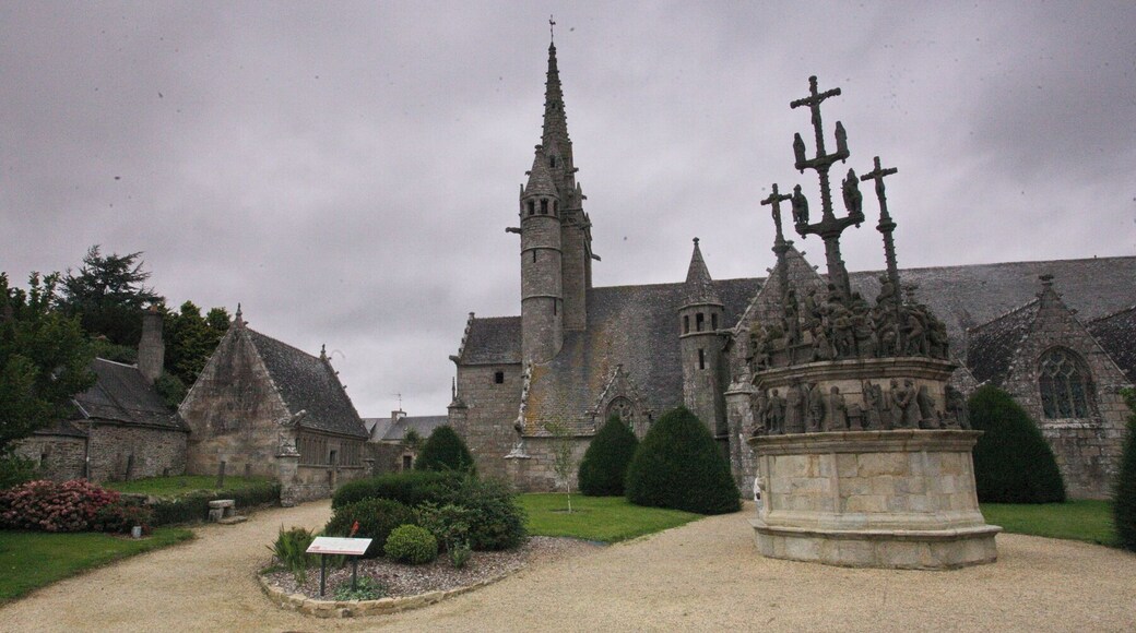 This building is indexed in the Base Mérimée, a database of architectural heritage maintained by the French Ministry of Culture, under the reference PA00090243 .