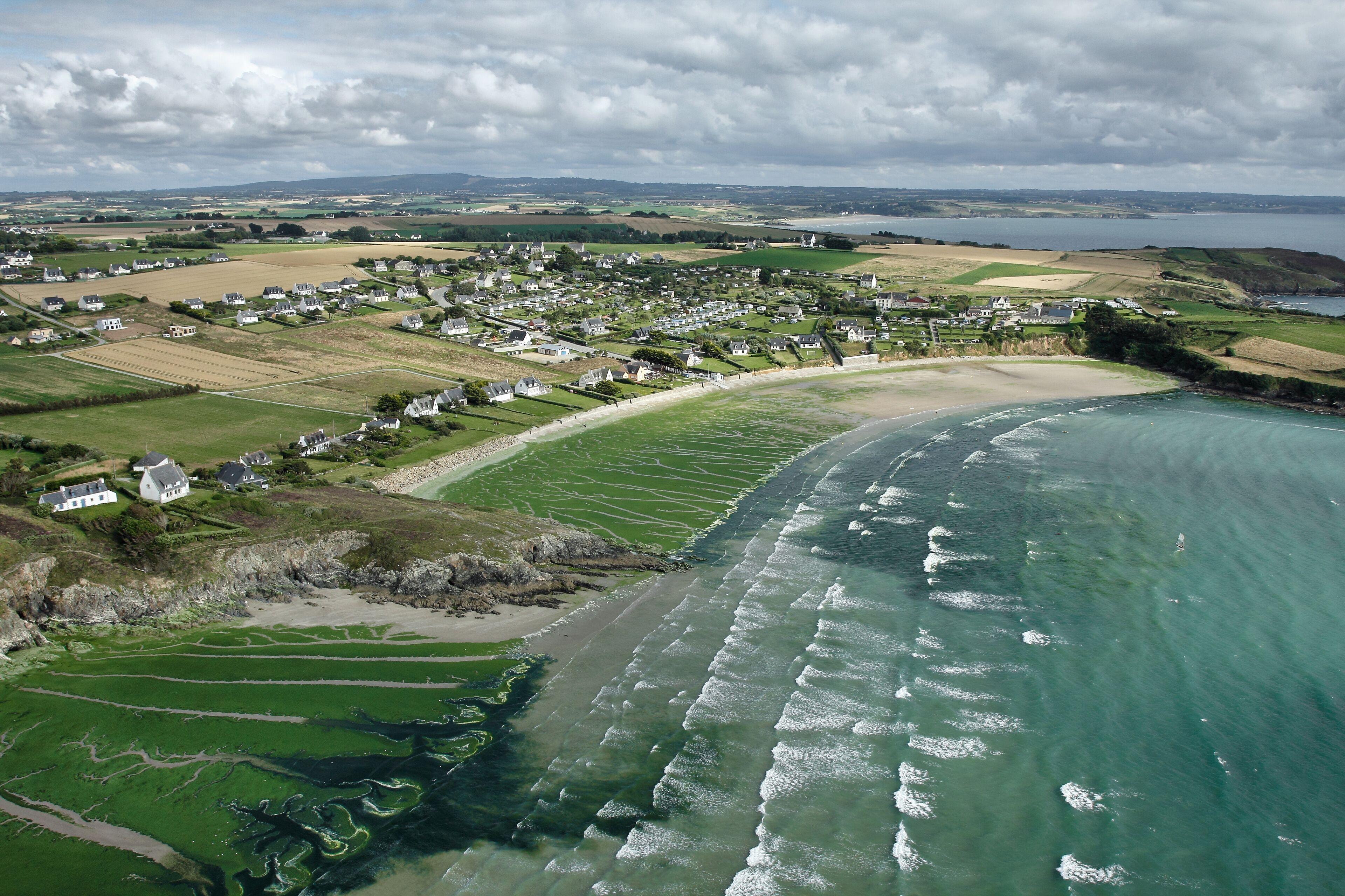Algues vertes à Plomodiern, Baie de Douarnenez