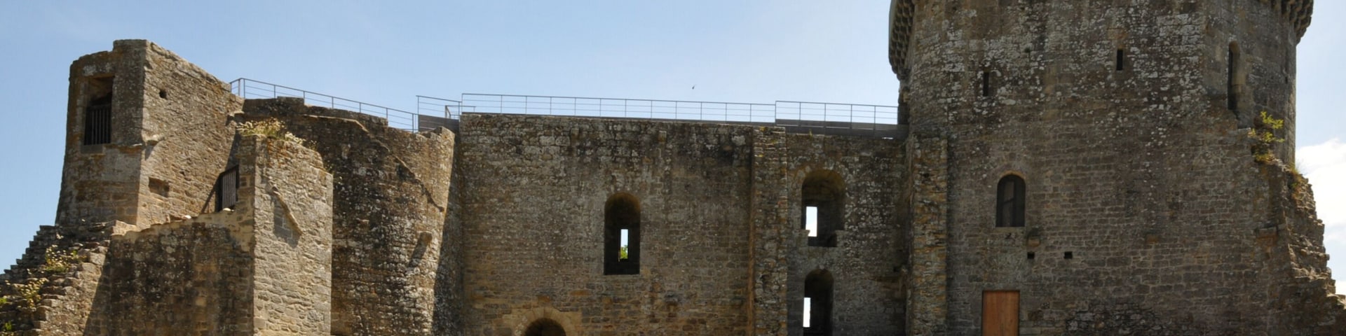 Innenansicht der südlichen Seite der Burgruine La Hunaudaye, Frankreich