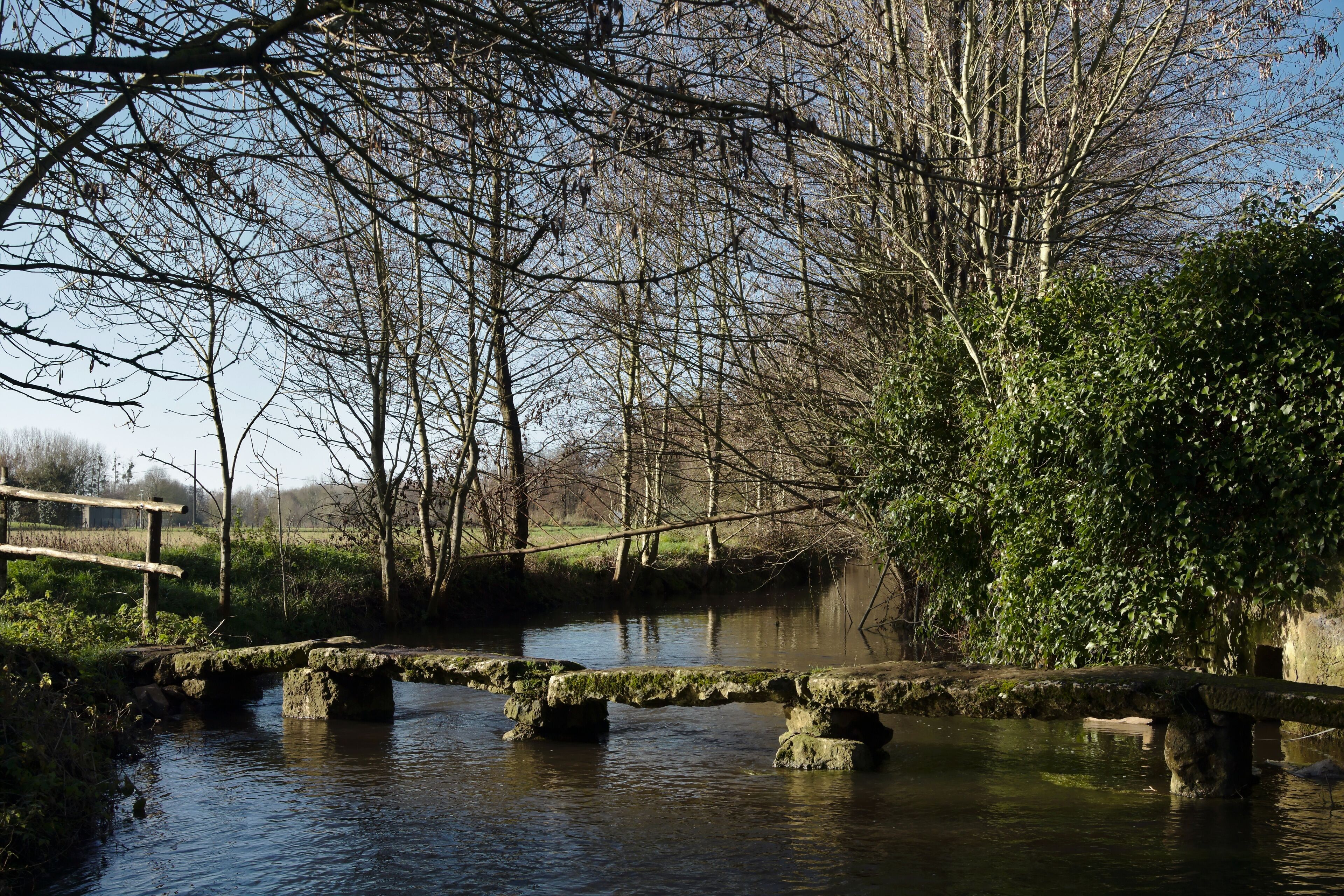 Pont en dalles de pierre sur la rivière "La Belle"