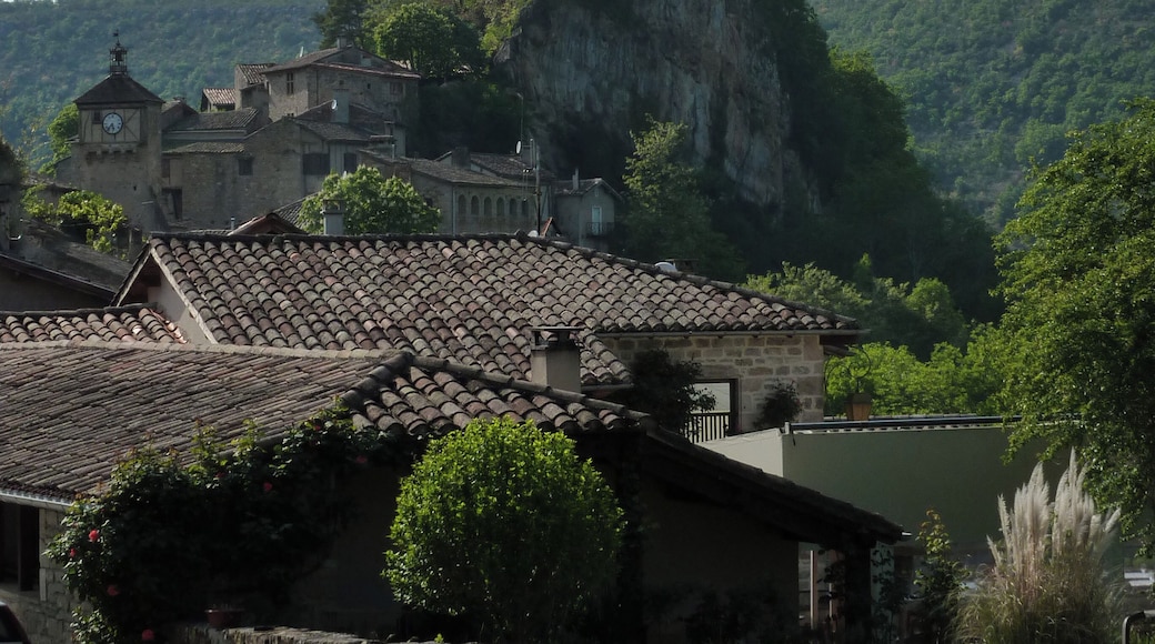 Penne Castle - Overhanging Fortress!