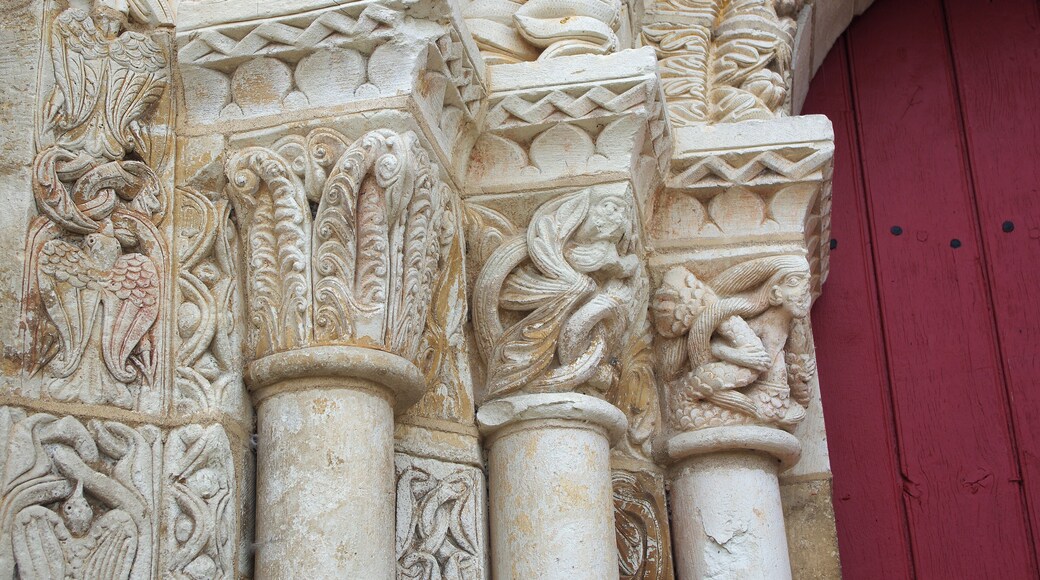 Paulnay (Indre) Eglise Saint-Etienne. (Détail du portail). Construite dans le plus pur style roman poitevin, l’église actuelle ne remonte pas au-delà du XIIe siècle. La façade, qui ressemble à celle de Notre-Dame de Fontgombault (Indre), est remarquable par son magnifique portail orné de sculptures (motifs végétaux, sirènes, oiseaux) Paulnay possède un bel ensemble de fresques (15ème siècle): vestiges de l’Enfer (côté nord de la nef), calendrier et travaux des mois, anges musiciens (travée droite du chœur), Christ en majesté au cul-de-four, et au-dessous sous forme de bandeau les épisodes du martyre de saint Etienne, patron de l’église. Le site de Paulnay remonterait à une époque antérieure au Moyen-Age, en effet lors de fouilles, les assises d’un temple gallo-romain ont été découvertes ainsi que des inhumations dont les plus anciennes dateraient de l’époque mérovingienne comme le témoignent les deux sarcophages exposés sur le parvis. Le bourg de Paulnay a révélé plusieurs milliers de sépultures sur la place devant l’église. St. Stephen's Church. Built in typical Roman-style Poitevin, the current 12th century church. The facade, similar to that of Our Lady of Fontgombault (Indre), is remarkable for its beautiful portal decorated with sculptures (plant motifs, sirens, birds) Paulnay has a fine collection of paintings (15th century): remains of Hell (north side of the nave), calendar and work for months angel musicians (right row of the choir), Christ in Majesty on the cul-de-four , and below in the form of banner episodes of the martyrdom of St. Stephen, the church's patron. Site Paulnay dates back to a time before the Middle Ages. Indeed, during excavations, the foundations of a Roman temple were discovered. The two sarcophagi, exposed on the square are of Merovingian. The village of Paulnay revealed several thousand graves in the square outside the church.