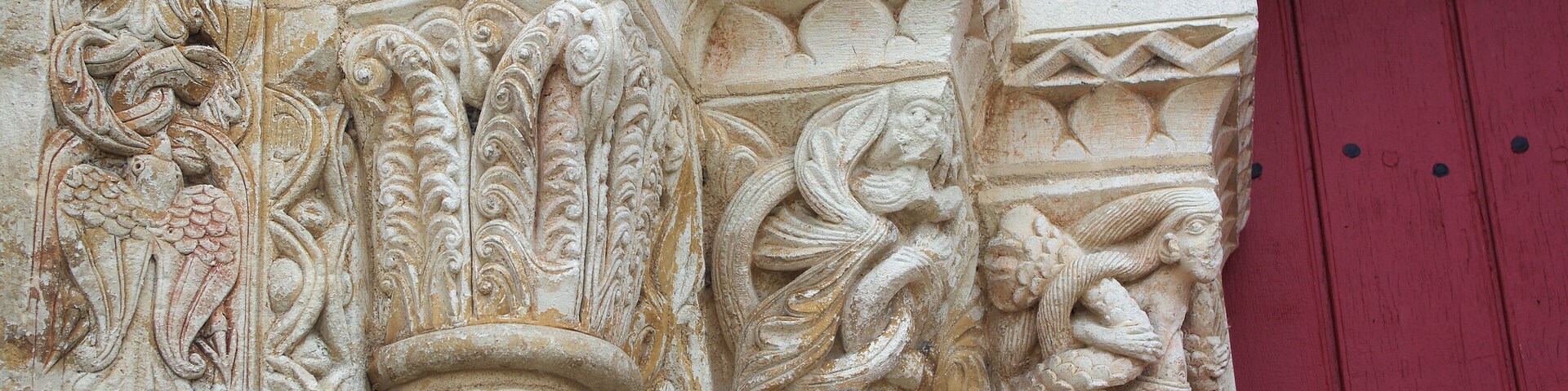 Paulnay (Indre) Eglise Saint-Etienne. (Détail du portail). Construite dans le plus pur style roman poitevin, l’église actuelle ne remonte pas au-delà du XIIe siècle. La façade, qui ressemble à celle de Notre-Dame de Fontgombault (Indre), est remarquable par son magnifique portail orné de sculptures (motifs végétaux, sirènes, oiseaux) Paulnay possède un bel ensemble de fresques (15ème siècle): vestiges de l’Enfer (côté nord de la nef), calendrier et travaux des mois, anges musiciens (travée droite du chœur), Christ en majesté au cul-de-four, et au-dessous sous forme de bandeau les épisodes du martyre de saint Etienne, patron de l’église. Le site de Paulnay remonterait à une époque antérieure au Moyen-Age, en effet lors de fouilles, les assises d’un temple gallo-romain ont été découvertes ainsi que des inhumations dont les plus anciennes dateraient de l’époque mérovingienne comme le témoignent les deux sarcophages exposés sur le parvis. Le bourg de Paulnay a révélé plusieurs milliers de sépultures sur la place devant l’église. St. Stephen's Church. Built in typical Roman-style Poitevin, the current 12th century church. The facade, similar to that of Our Lady of Fontgombault (Indre), is remarkable for its beautiful portal decorated with sculptures (plant motifs, sirens, birds) Paulnay has a fine collection of paintings (15th century): remains of Hell (north side of the nave), calendar and work for months angel musicians (right row of the choir), Christ in Majesty on the cul-de-four , and below in the form of banner episodes of the martyrdom of St. Stephen, the church's patron. Site Paulnay dates back to a time before the Middle Ages. Indeed, during excavations, the foundations of a Roman temple were discovered. The two sarcophagi, exposed on the square are of Merovingian. The village of Paulnay revealed several thousand graves in the square outside the church.