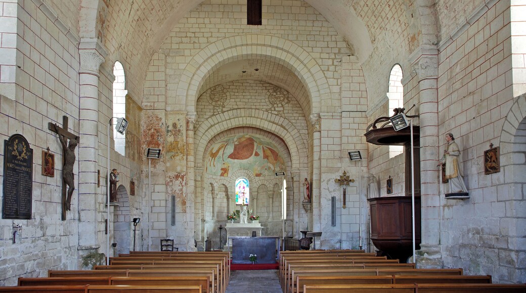 Paulnay (Indre) Église Saint-Étienne. Construite dans le plus pur style roman poitevin, l’église actuelle ne remonte pas au-delà du XIIe siècle. La façade, qui ressemble à celle de Notre-Dame de Fontgombault (Indre), est remarquable par son magnifique portail orné de sculptures (motifs végétaux, sirènes, oiseaux) Paulnay possède un bel ensemble de fresques (15ème siècle): vestiges de l’Enfer (côté nord de la nef), calendrier et travaux des mois, anges musiciens (travée droite du chœur), Christ en majesté au cul-de-four, et au-dessous sous forme de bandeau les épisodes du martyre de saint Etienne, patron de l’église. Le site de Paulnay remonterait à une époque antérieure au Moyen-Age, en effet lors de fouilles, les assises d’un temple gallo-romain ont été découvertes ainsi que des inhumations dont les plus anciennes dateraient de l’époque mérovingienne comme le témoignent les deux sarcophages exposés sur le parvis. Le bourg de Paulnay a révélé plusieurs milliers de sépultures sur la place devant l’église. St. Stephen's Church. Built in typical Roman-style Poitevin, the current 12th century church. The facade, similar to that of Our Lady of Fontgombault (Indre), is remarkable for its beautiful portal decorated with sculptures (plant motifs, sirens, birds) Paulnay has a fine collection of paintings (15th century): remains of Hell (north side of the nave), calendar and work for months angel musicians (right row of the choir), Christ in Majesty on the cul-de-four , and below in the form of banner episodes of the martyrdom of St. Stephen, the church's patron. Site Paulnay dates back to a time before the Middle Ages. Indeed, during excavations, the foundations of a Roman temple were discovered. The two sarcophagi, exposed on the square are of Merovingian. The village of Paulnay revealed several thousand graves in the square outside the church.
