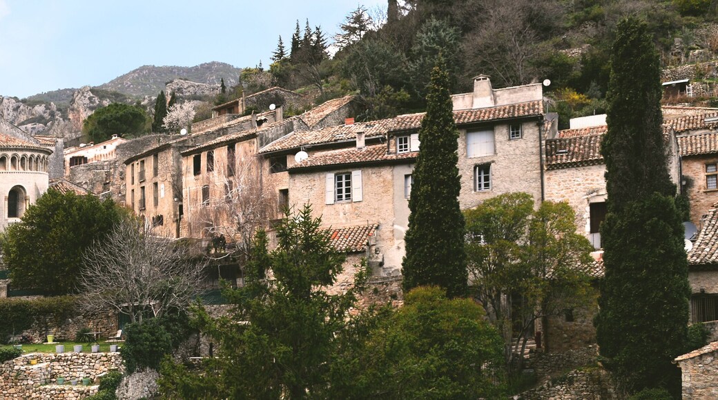 Village de Saint-Guilhem-le-Désert. Près de Montpellier. Sud de la France. Abbaye de Gellone. Région Occitanie. Chemin de Saint-Jacques-de-Compostelle. Vue panoramique.