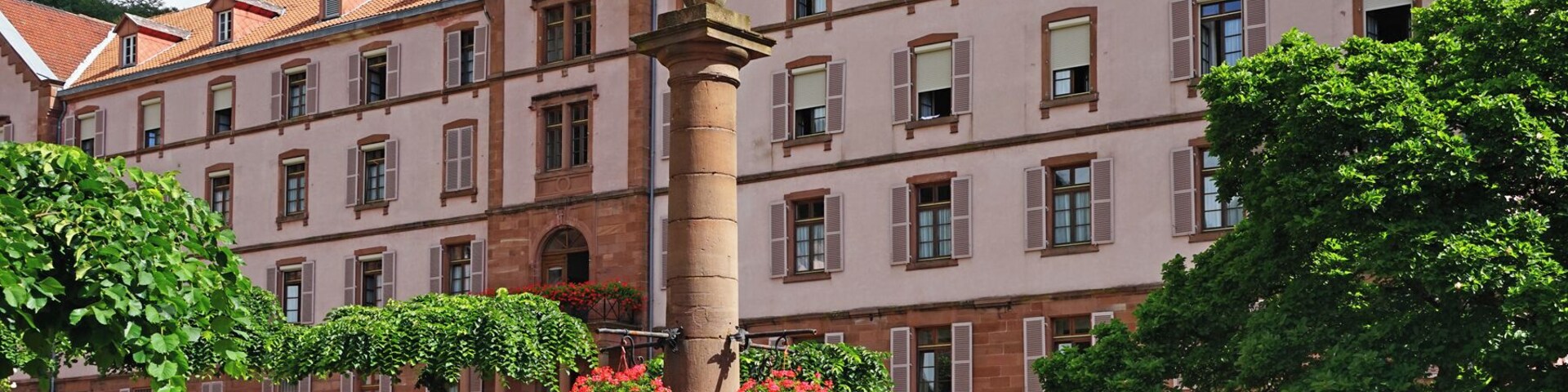 Le bĂątiment d'accueil et de sĂ©jour Le site de la Maison-MĂšre de la congrĂ©gation des soeurs du TrĂšs Saint Sauveur est occupĂ© dĂšs le Moyen-Ăge. Plusieurs demeures d'habitation seigneuriales et des bĂątiments annexes y sont construits et dĂ©truits au cours des siĂšcles. En 1824, la propriĂ©tĂ© appartient au comte et Ă la comtesse de Strahlenheim-Lewenhaupt qui l'embellissent. A leur mort le bien est mis en vente et la congrĂ©gation l'achĂšte en 1857 pour en faire un Noviciat : l'Ă©cole du Christ Sauveur créée par Ălisabeth Eppinger, MĂšre Alphone-Marie (1814-1867), la fondatrice de la CongrĂ©gation. Aujourd'hui, les bĂątiments abritent toujours la congrĂ©gation des soeurs du TrĂšs Saint Sauveur mais aussi la communautĂ© des soeurs RĂ©demptoristes et une EHPAD pour des soeurs ĂągĂ©es et des laĂŻcs. C'est Ă©galement un centre d'accueil et de sĂ©jour, ouvert Ă tous, dans lequel on peut rĂ©sider Ă titre individuel mais oĂč peuvent aussi se dĂ©rouler des rencontres professionnelles ou des stages. Des locaux, salles de travail et Ă©quipements y sont disponibles. soeurs-stsauveur.cef.fr/