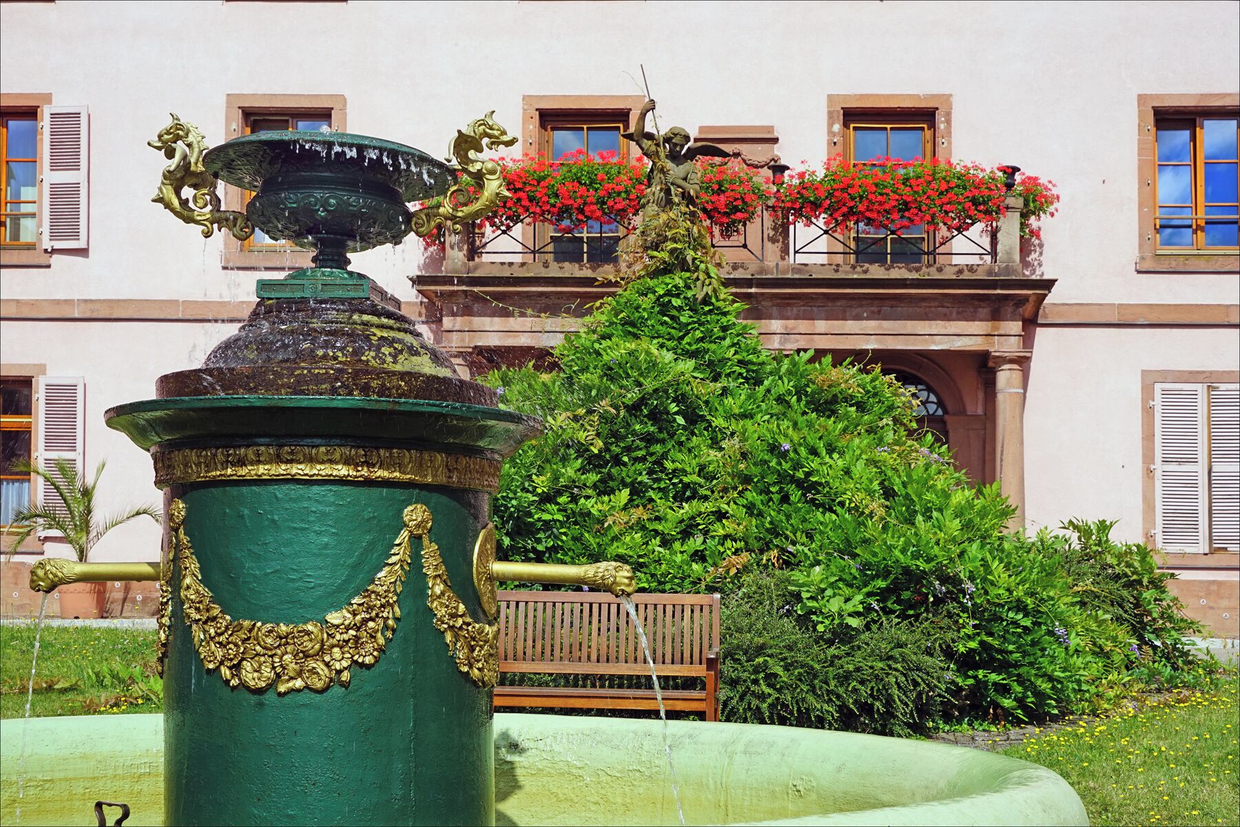 L'entrée de l'ancienne maison d'habitation Le site de la Maison-Mère de la congrégation des soeurs du Très Saint Sauveur est occupé dès le Moyen-Âge. Plusieurs demeures d'habitation seigneuriales et des bâtiments annexes y sont construits et détruits au cours des siècles. En 1824, la propriété appartient au comte et à la comtesse de Strahlenheim-Lewenhaupt qui l'embellissent (l'entrée du bâtiment central en est un exemple visible). A leur mort le bien est mis en vente et la congrégation l'achète en 1857 pour en faire un Noviciat : l'école du Christ Sauveur créée par Élisabeth Eppinger, Mère Alphone-Marie (1814-1867), la fondatrice de la Congrégation. Aujourd'hui, les bâtiments abritent toujours la congrégation des soeurs du Très Saint Sauveur mais aussi la communauté des soeurs Rédemptoristes et une EHPAD pour des soeurs âgées et des laïcs. C'est également un centre d'accueil et de séjour, ouvert à tous, dans lequel on peut résider à titre individuel mais où peuvent aussi se dérouler des rencontres professionnelles ou des stages. Des locaux, salles de travail et équipements y sont disponibles. soeurs-stsauveur.cef.fr/