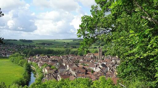 Noyers-sur-Serein is village in Burgundy, France. It lies on the banks of the River Serein and is also listed as a ‘most beautiful village of France’, because it is. In Noyers-sur-Serein there is a lovely 15th-century medieval centre with a small market on a Wednesday. The village had 19 of the original 23 fortified gates.