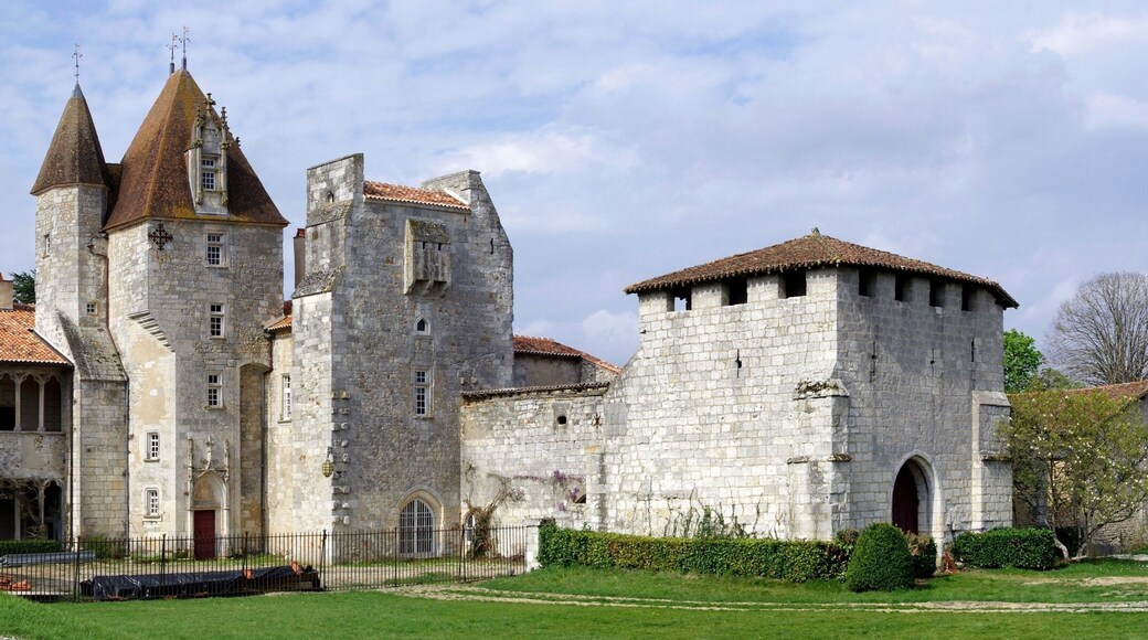 This building is inscrit au titre des Monuments Historiques. It is indexed in the Base Mérimée, a database of architectural heritage maintained by the French Ministry of Culture, under the reference PA00104446 .