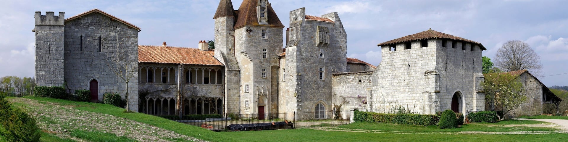 This building is inscrit au titre des Monuments Historiques. It is indexed in the Base Mérimée, a database of architectural heritage maintained by the French Ministry of Culture, under the reference PA00104446 .