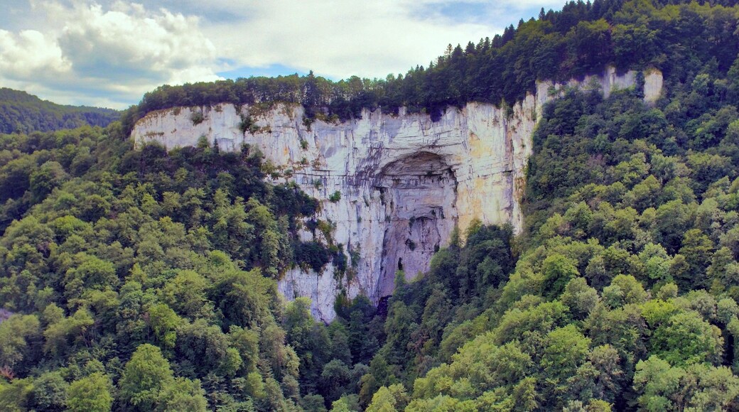 Le porche de la grotte Sarazine