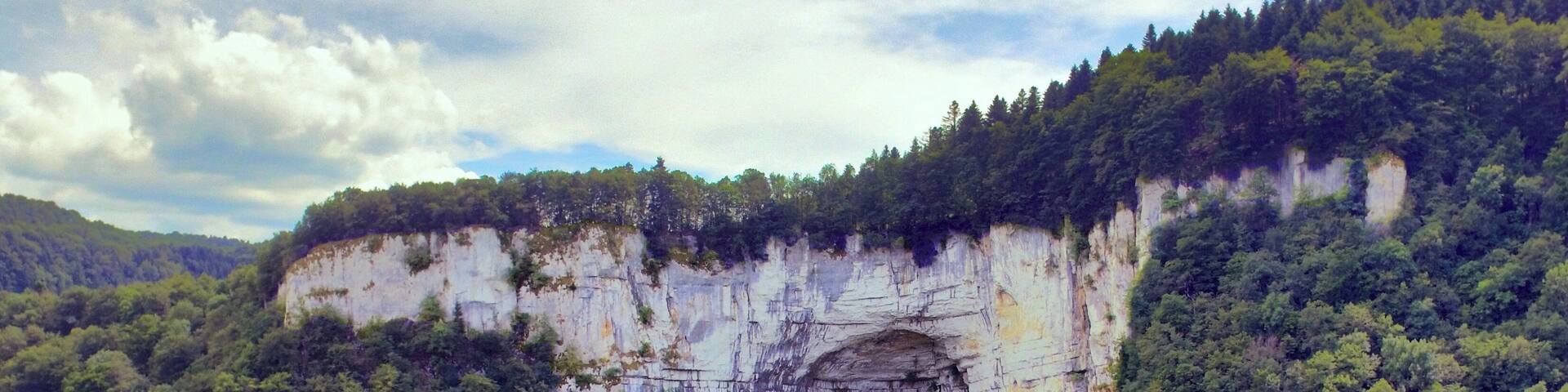 Le porche de la grotte Sarazine