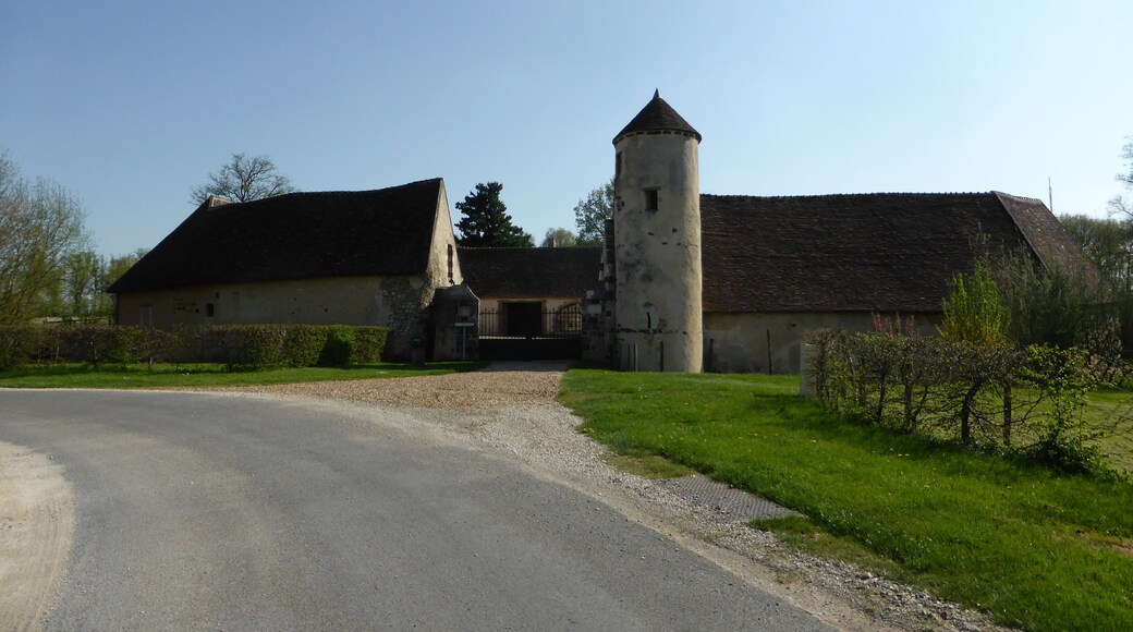 Vieux chùteau de Montireau, en Eure-et-Loir. Cette ferme fortifiée contient des éléments du chùteau médiéval, détruit en grande partie au XVIIIe siÚcle.