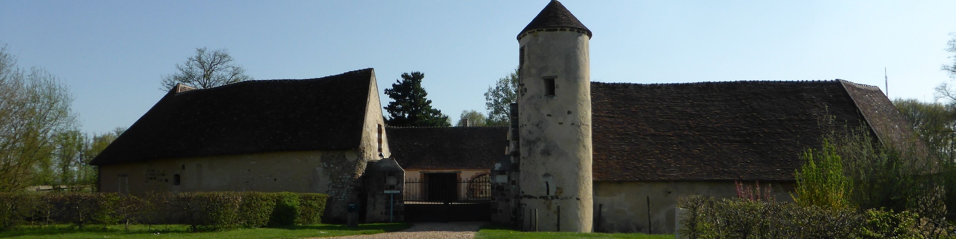 Vieux chùteau de Montireau, en Eure-et-Loir. Cette ferme fortifiée contient des éléments du chùteau médiéval, détruit en grande partie au XVIIIe siÚcle.