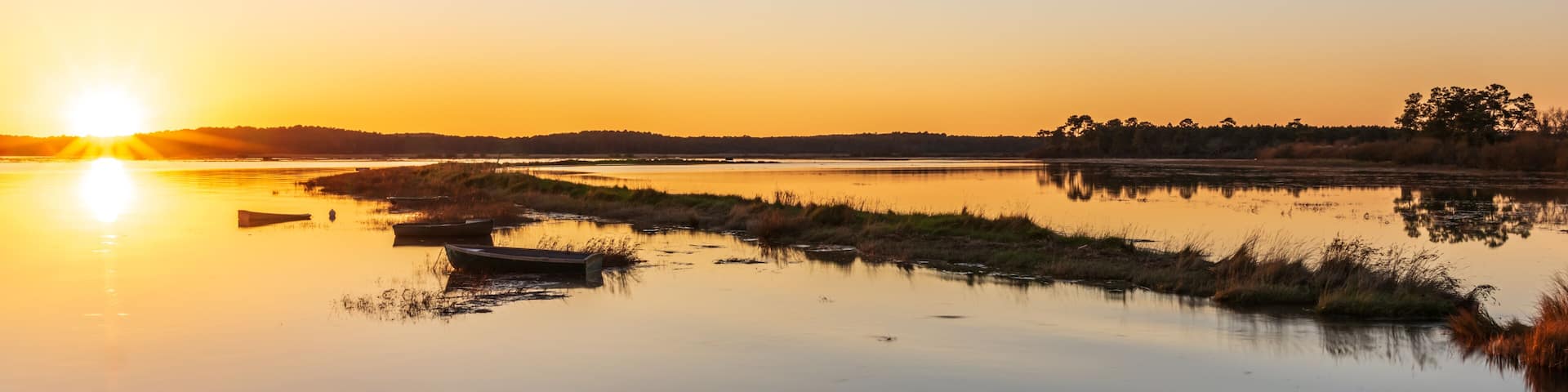 BASSIN D'ARCACHON (France), coucher de soleil sur les prés salés