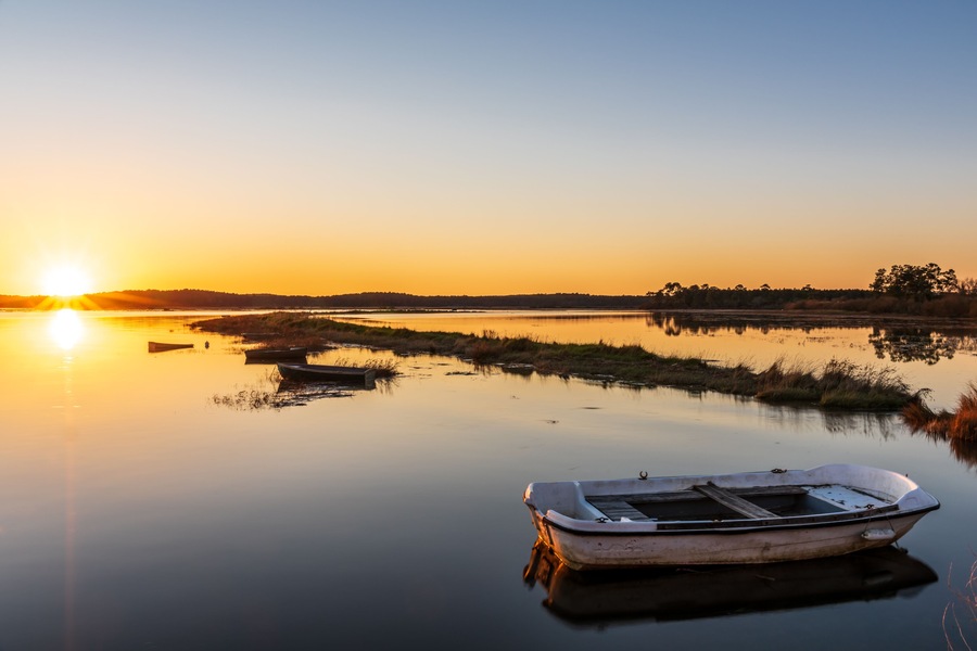 BASSIN D'ARCACHON (France), coucher de soleil sur les prés salés
