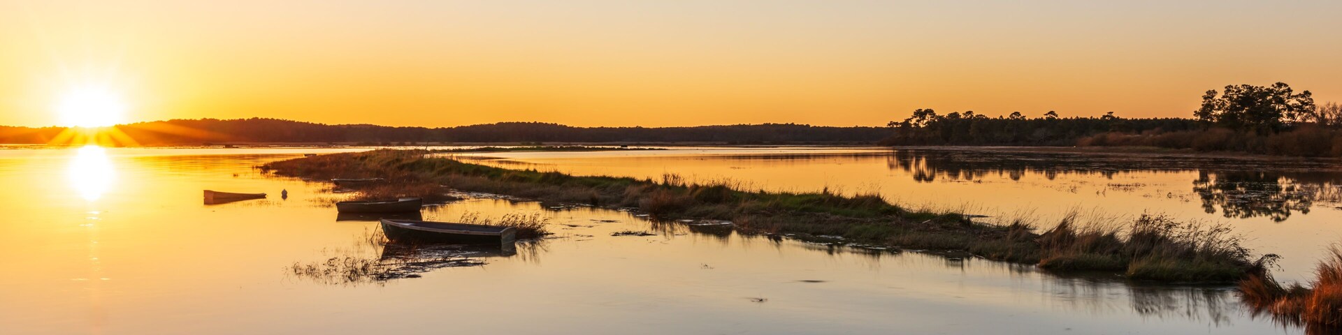 BASSIN D'ARCACHON (France), coucher de soleil sur les prés salés