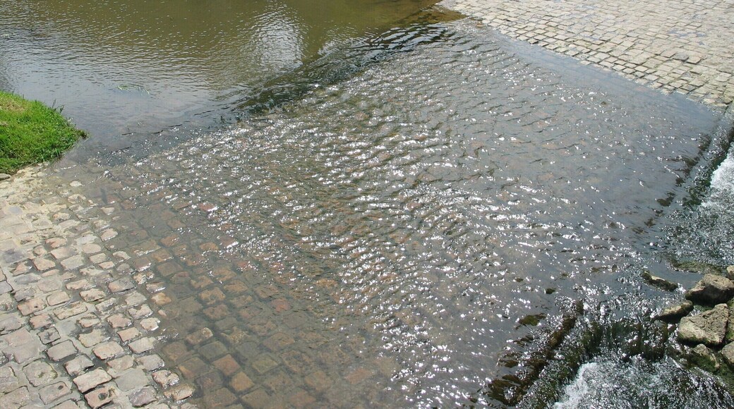 Un gué carrossable dans la commune de Mézilles en Bourgogne (France). Il se trouve à cÎté d'un pont du XIVe s..