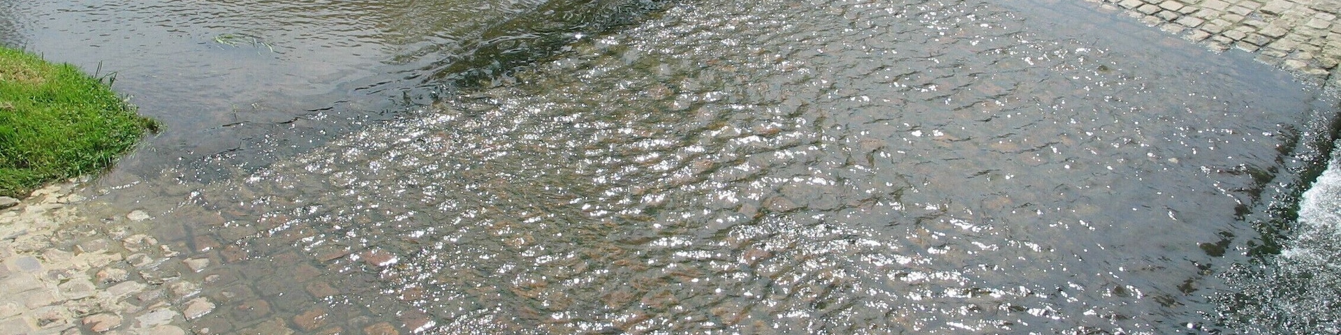 Un gué carrossable dans la commune de Mézilles en Bourgogne (France). Il se trouve à côté d'un pont du XIVe s..