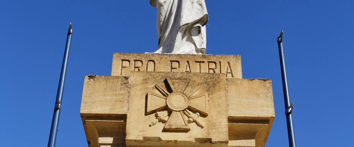 A statue of a woman holding a torch and a wreath, with a plaque reading "Pro Patria Maryse A Sels Heroïques Morts Pour La France 1914-1918".