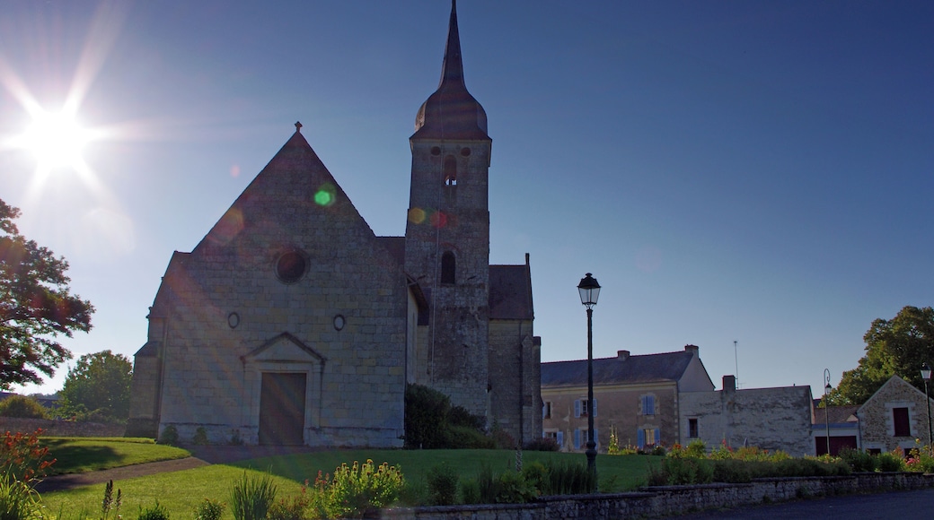 Eglise Saint-Maurice. Les textes mentionnent une église dès le XIème siècle, mais les parties les plus anciennes à ce jour remontent au XIIIème siècle. Il s’agit de la base du clocher et des voûtes du chœur dans le style angevin-Plantagenêt. La rivière Aubance prend sa source sous l’édifice religieux et alimente le lavoir situé juste à coté. Saint-Maurice Church. The texts mention a church from the eleventh century, but the oldest parts date back to this day in the thirteenth century. It is the base of the tower and arches of the choir in the Angevin-Plantagenet style. Aubance the river takes its source in the religious building and feeds the wash located next to it.