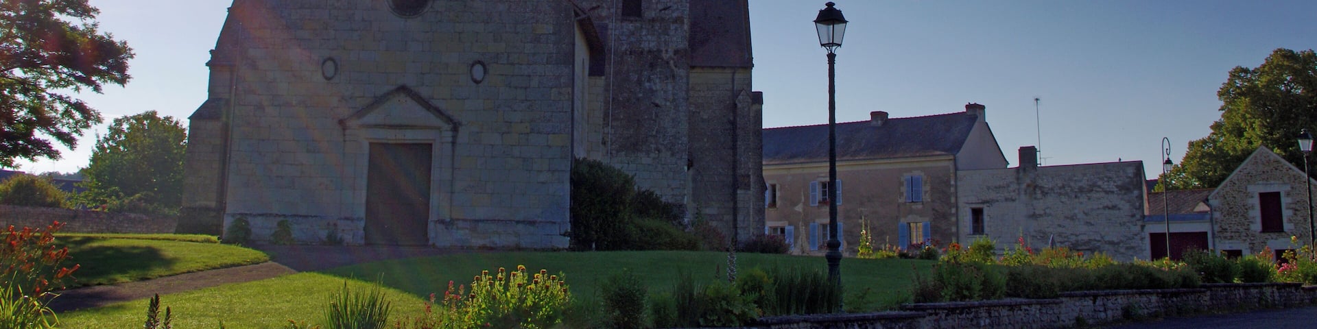 Eglise Saint-Maurice. Les textes mentionnent une Ă©glise dĂšs le XIĂšme siĂšcle, mais les parties les plus anciennes Ă ce jour remontent au XIIIĂšme siĂšcle. Il sâagit de la base du clocher et des voĂ»tes du chĆur dans le style angevin-PlantagenĂȘt. La riviĂšre Aubance prend sa source sous lâĂ©difice religieux et alimente le lavoir situĂ© juste Ă cotĂ©. Saint-Maurice Church. The texts mention a church from the eleventh century, but the oldest parts date back to this day in the thirteenth century. It is the base of the tower and arches of the choir in the Angevin-Plantagenet style. Aubance the river takes its source in the religious building and feeds the wash located next to it.