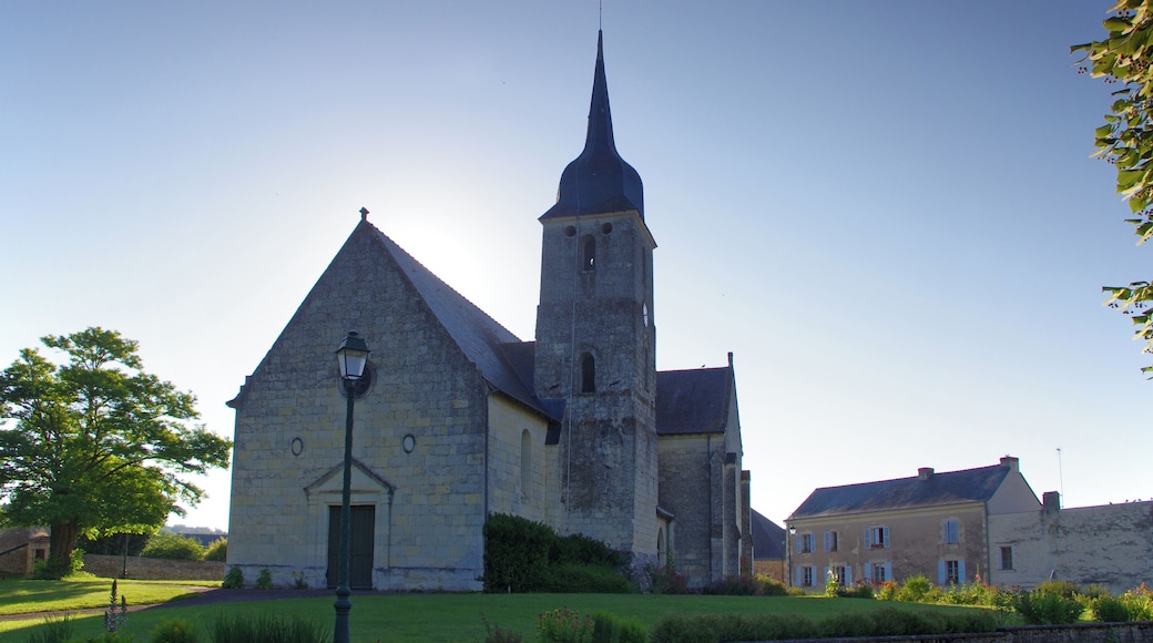 Eglise Saint-Maurice. Les textes mentionnent une église dès le XIème siècle, mais les parties les plus anciennes à ce jour remontent au XIIIème siècle. Il s’agit de la base du clocher et des voûtes du chœur dans le style angevin-Plantagenêt. La rivière Aubance prend sa source sous l’édifice religieux et alimente le lavoir situé juste à coté. Saint-Maurice Church. The texts mention a church from the eleventh century, but the oldest parts date back to this day in the thirteenth century. It is the base of the tower and arches of the choir in the Angevin-Plantagenet style. Aubance the river takes its source in the religious building and feeds the wash located next to it.