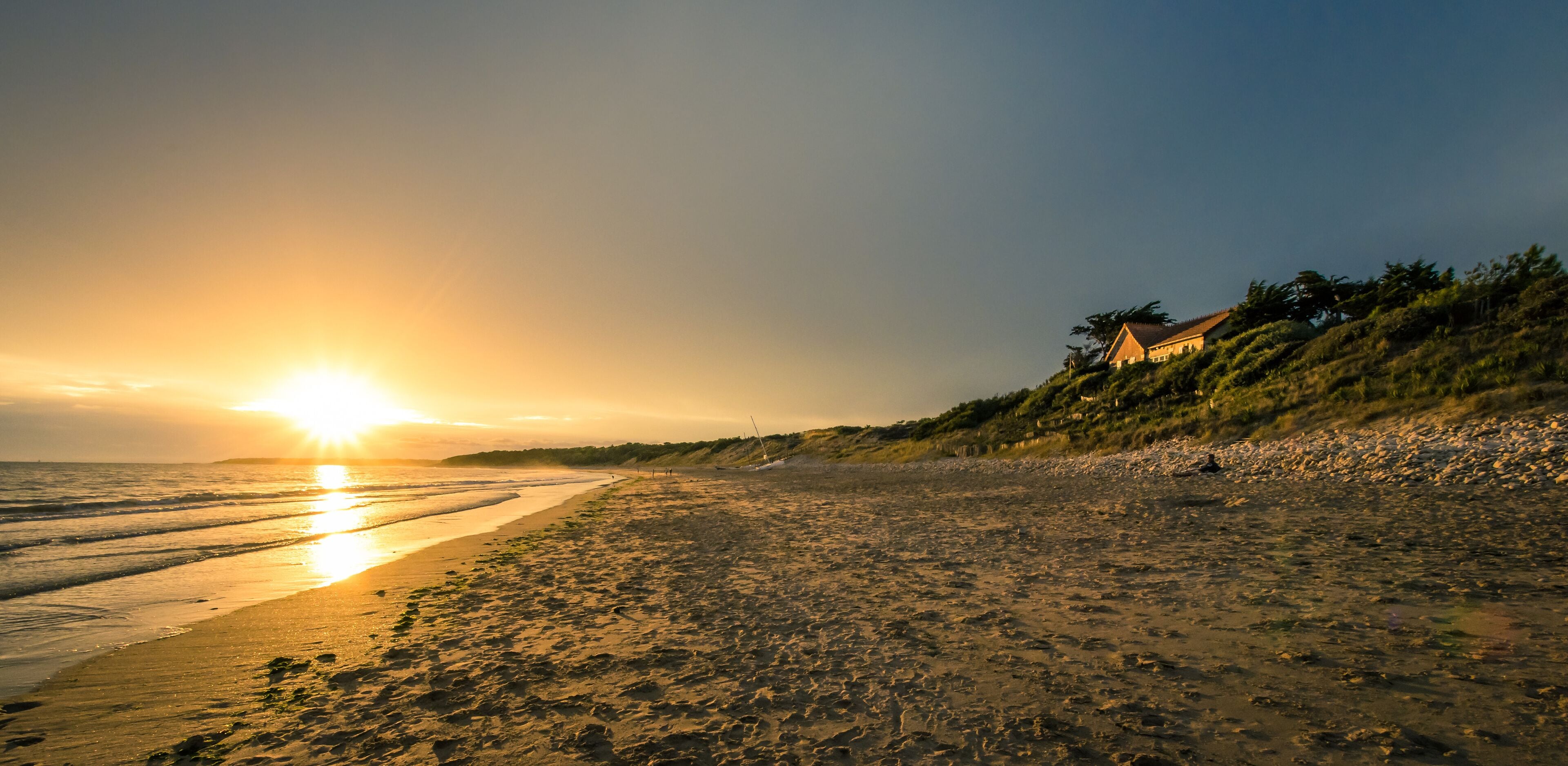Sonnenuntergang am Strand in Longeville-sur-Mer, Frankreich